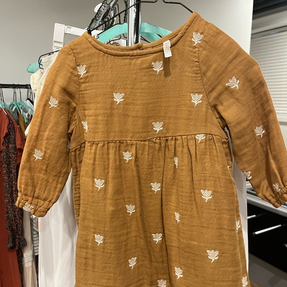 Rylee & Cru 18-24mo dress, camel color with cute white flowers, button down back - Picture 6 of 6